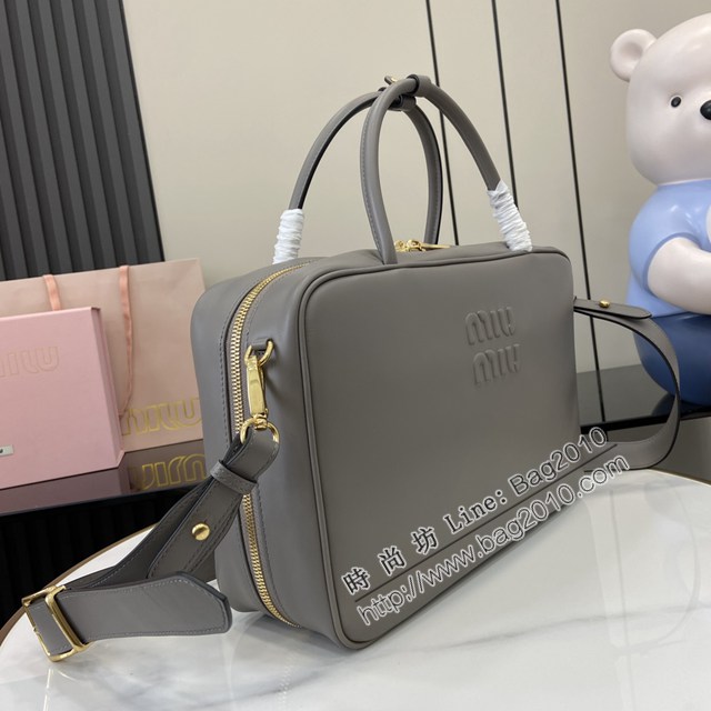MIU MIU專櫃繆繆最新款二代肩帶款Beau手袋原廠皮手提公事包 jh2659型號：5BB117